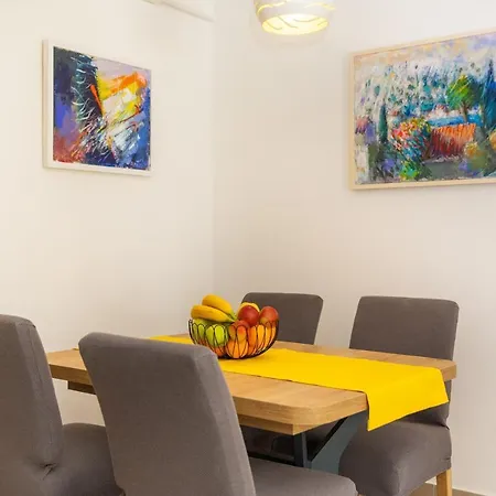 Center Apartment *